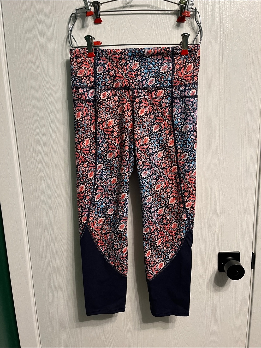 Athleta women’s 3/4 length funky print, size small leggings! Great condition!